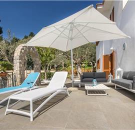 4 bedroom with pool and panoramic sea views near Serrento, sleeps 10